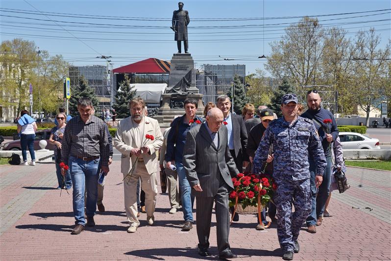 В Севастополе представители Росгвардии совместно с журналистами возложили цветы к вечному огню