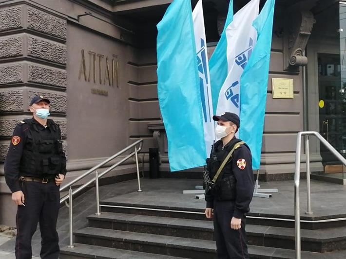В Барнауле росгвардейцы обеспечивают правопорядок во время проведения II этапа Кубка мира по гребле на байдарках и каноэ
