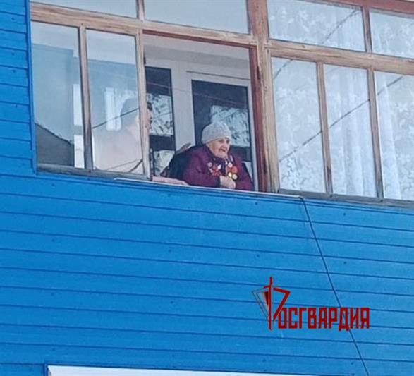 Росгвардия поздравила персональными парадами ветеранов в Екатеринбурге, Зауралье и Тюменской области