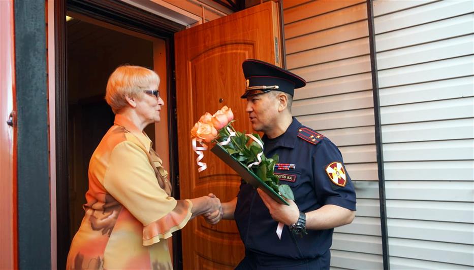 В Брянске росгвардейцы поздравили с юбилеем маму погибшего воина правопорядка