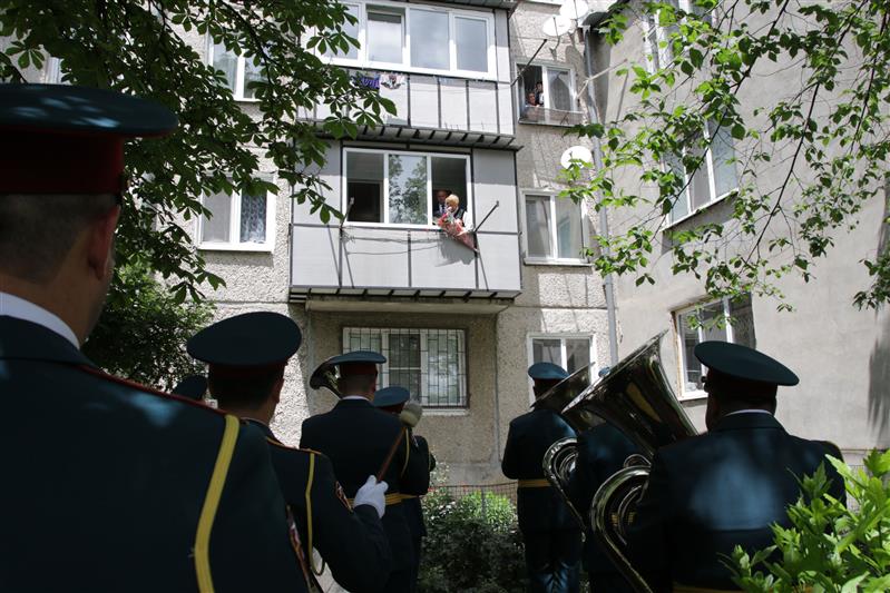   Для ветеранов Великой Отечественной войны  в Кабардино-Балкарии выступил оркестр Росгвардии