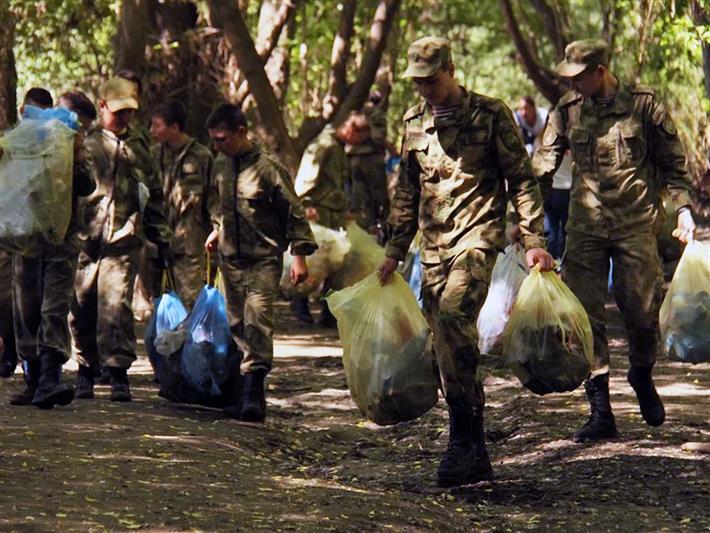 В Кузбассе росгвардейцы со школьниками провели экологическую акцию