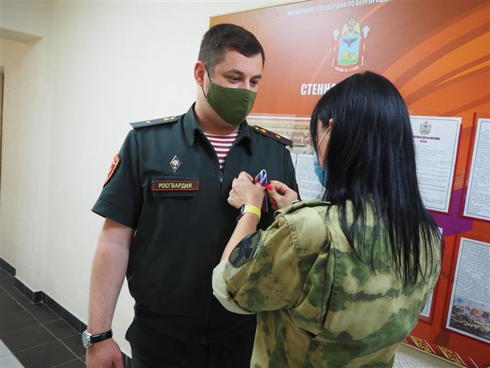 Росгвардейцы Центрального округа приняли участие во Всероссийской акции «Ленточка-триколор»