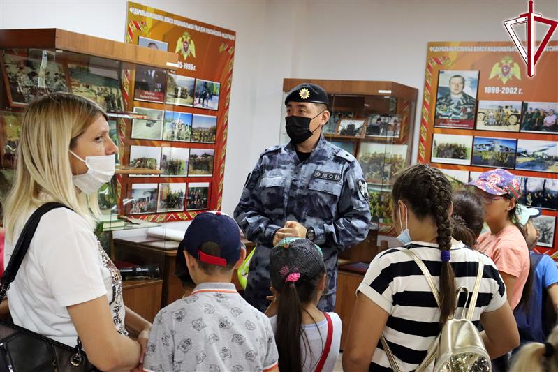 В рамках акции «Каникулы с Росгвардией» алтайские школьники побывали в гостях у ОМОН