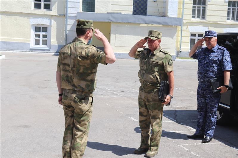Командующий Приволжским округом Росгвардии вручил государственные награды сотрудникам ведомства в Самаре