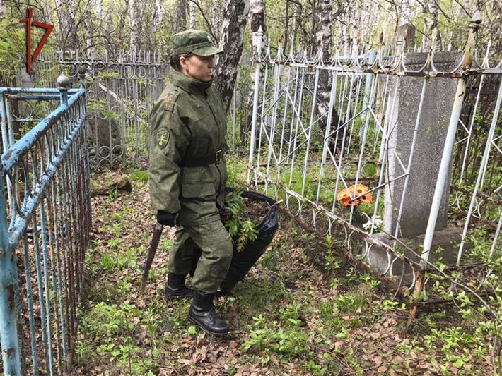 В Иркутске военнослужащие Росгвардии благоустроили памятники погибших в годы Великой Отечественной войны