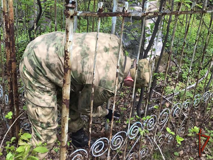 В Иркутске военнослужащие Росгвардии благоустроили памятники погибших в годы Великой Отечественной войны