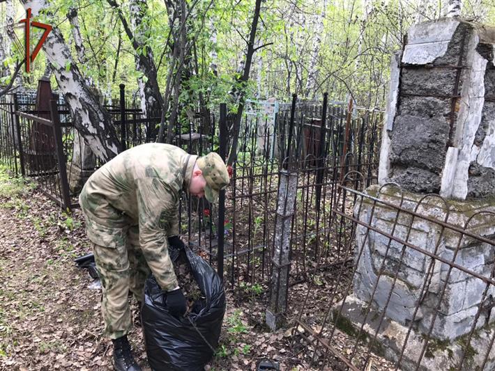 В Иркутске военнослужащие Росгвардии благоустроили памятники погибших в годы Великой Отечественной войны