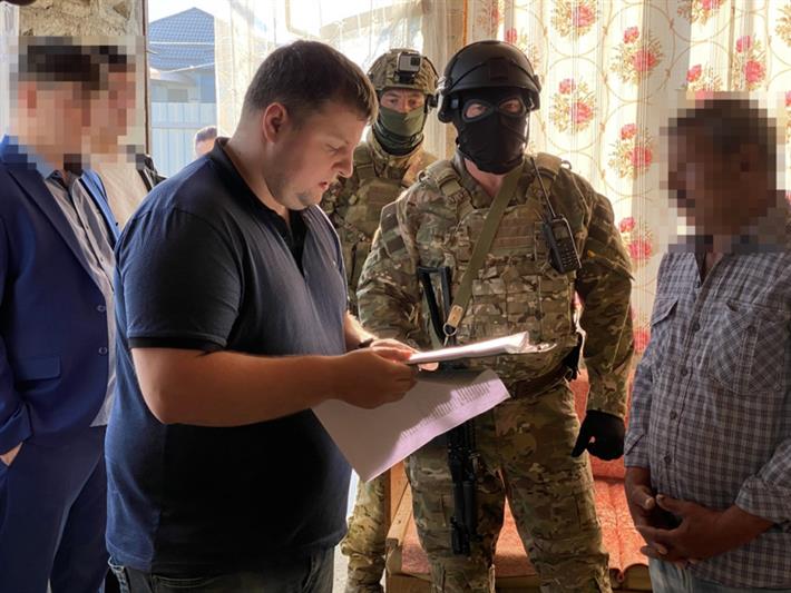 При участии СОБР в Адыгее задержаны подозреваемые в хранении оружия и сбыте наркотических веществ
