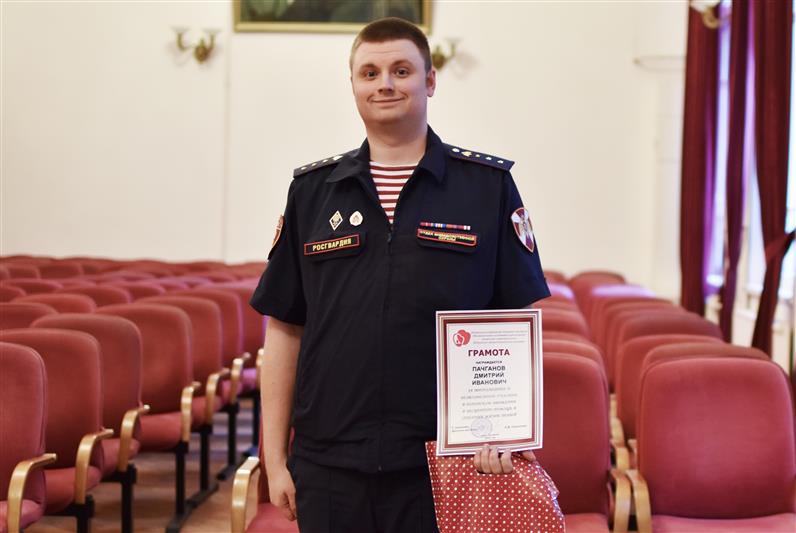 В Санкт-Петербурге сотруднику Росгвардии вручили почетную грамоту за многолетнее участие в донорском движении