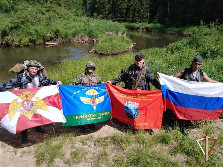 На Урале сотрудники вневедомственной охраны и ветераны спецназа Росгвардии в честь Дня России организовали полевой выход для молодежи 