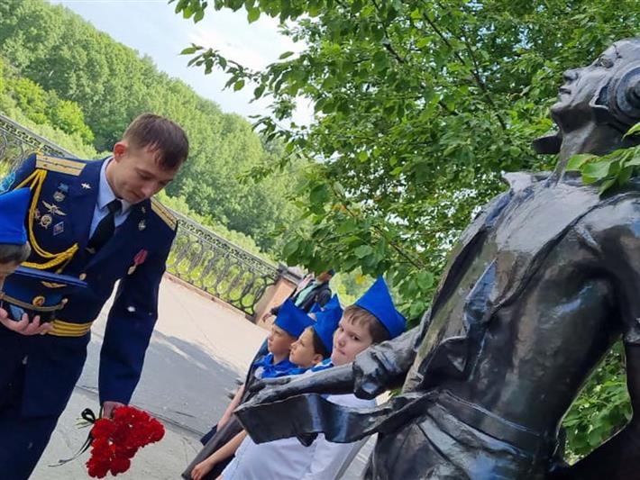 Подшефные Росгвардии «юные леоновцы» почтили память легендарного авиатора из Кузбасса