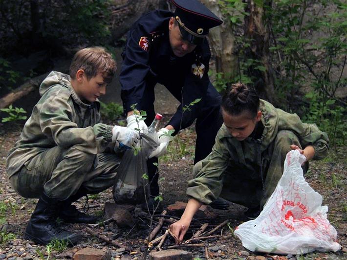 В Кузбассе росгвардейцы со школьниками провели экологическую акцию