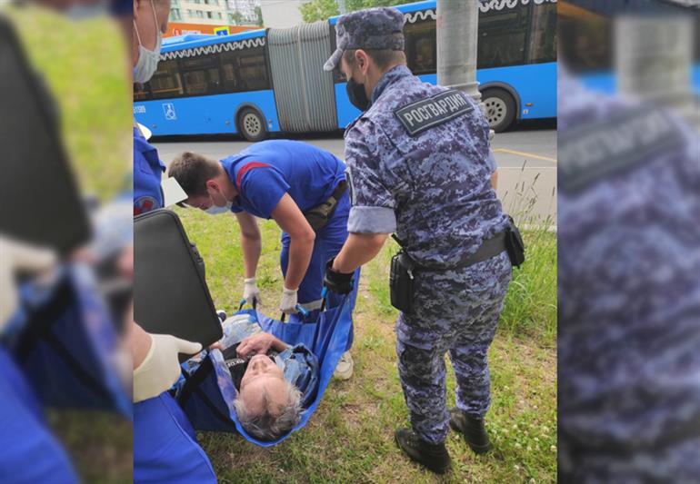 В Москве сотрудники Росгвардии оказали помощь 74-летнему мужчине, которому стало плохо с сердцем