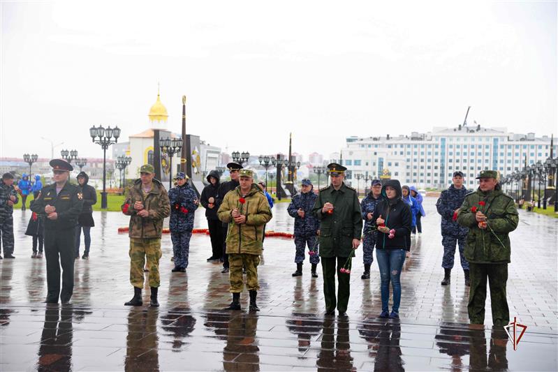 На Урале в День памяти и скорби росгвардейцы почтили память погибших в Великой Отечественной войне 