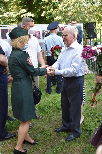 Орловские росгвардейцы поздравили фронтовика со 100-летием военным парадом