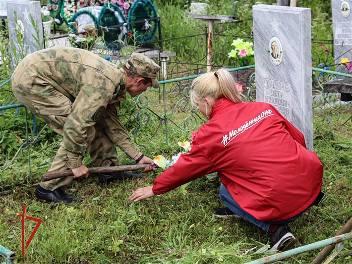 В Республике Алтай росгвардейцы облагораживают места захоронений участников Великой Отечественной войны
