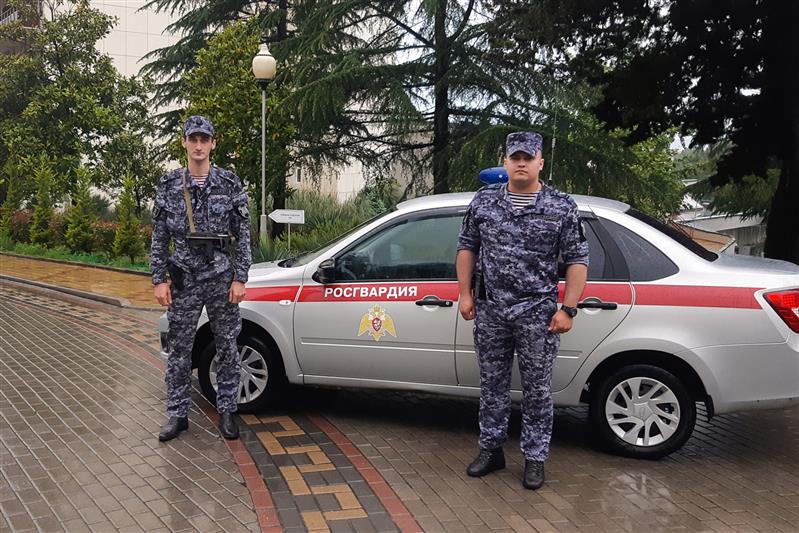 Росгвардейцы пришли на помощь пожилой жительнице Сочи, которой внезапно стало плохо на улице