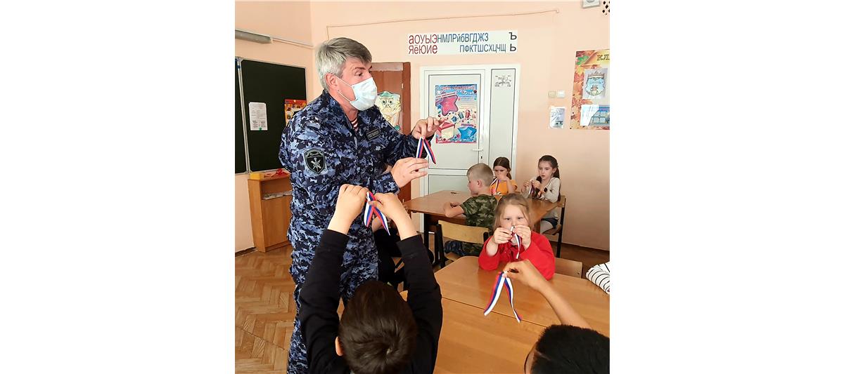 Росгвардейцы Центрального округа приняли участие во Всероссийской акции «Ленточка-триколор»