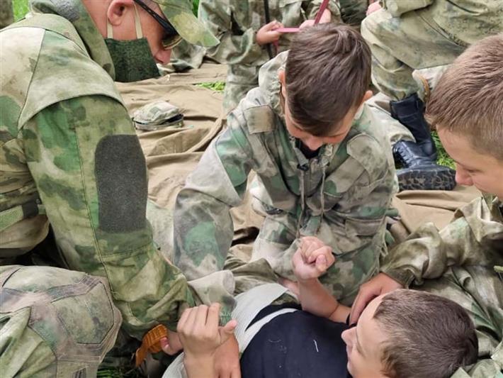 В Кузбассе росгвардейцы преподают школьникам тактическую медицину