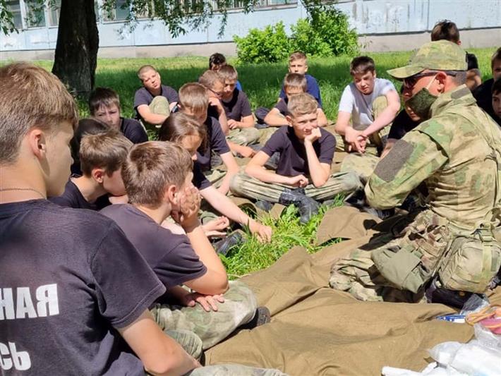 В Кузбассе росгвардейцы преподают школьникам тактическую медицину