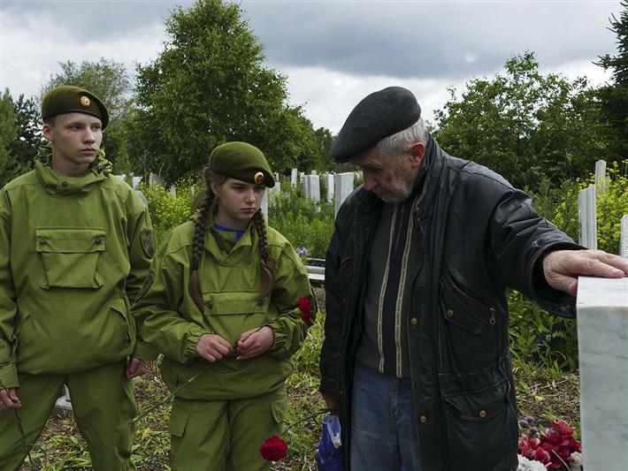 Волонтеры из Росгвардии помогают восстанавливать места захоронений воинов-красноармейцев в Кузбассе 