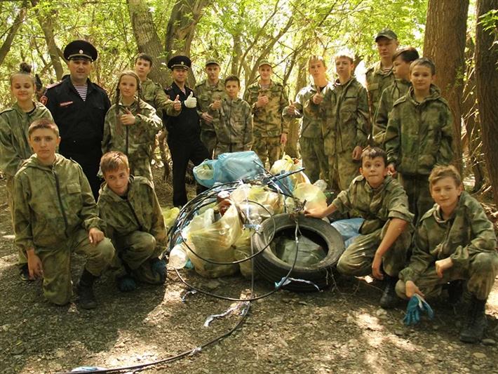 В Кузбассе росгвардейцы со школьниками провели экологическую акцию