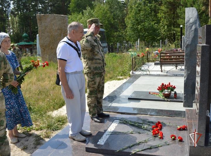 Военнослужащие тюменского кинологического центра Росгвардии приняли участие в открытии памятника фронтовику-правоохранителю