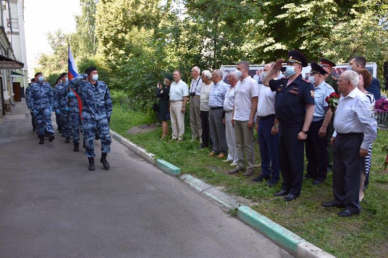 Орловские росгвардейцы поздравили фронтовика со 100-летием военным парадом