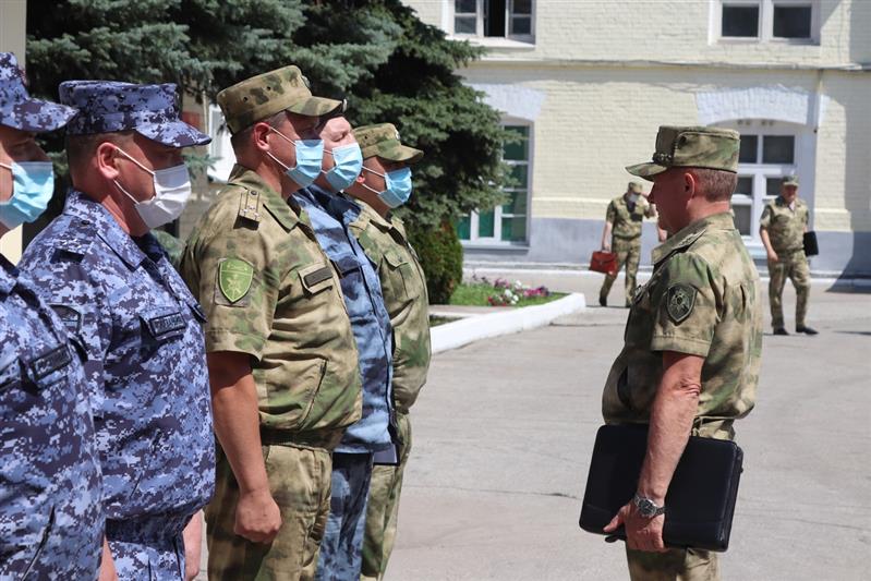 Командующий Приволжским округом Росгвардии вручил государственные награды сотрудникам ведомства в Самаре
