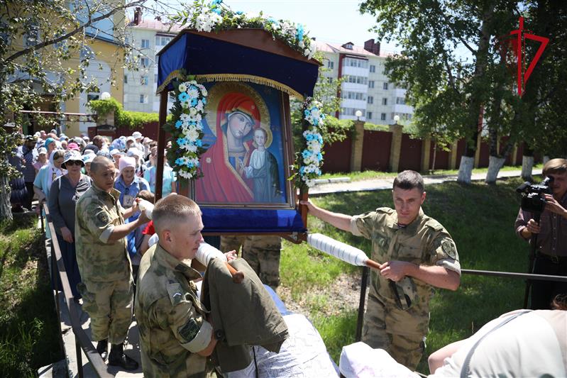 Росгвардейцы пронесли Казанскую икону Божьей матери вокруг Хабаровска