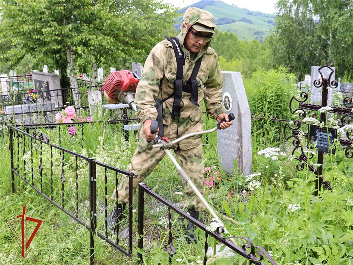 В Республике Алтай росгвардейцы облагораживают места захоронений участников Великой Отечественной войны