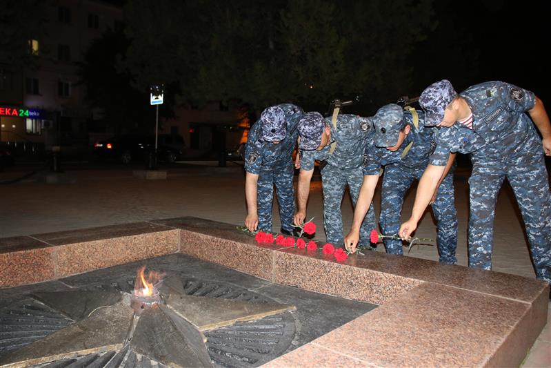 Военнослужащие и сотрудники Северо-Кавказского округа Росгвардии принимают участие во всероссийской акции "Свеча памяти"