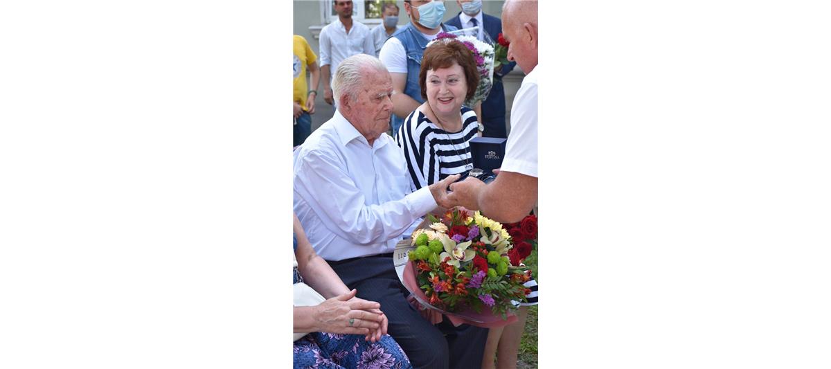 Орловские росгвардейцы поздравили фронтовика со 100-летием военным парадом