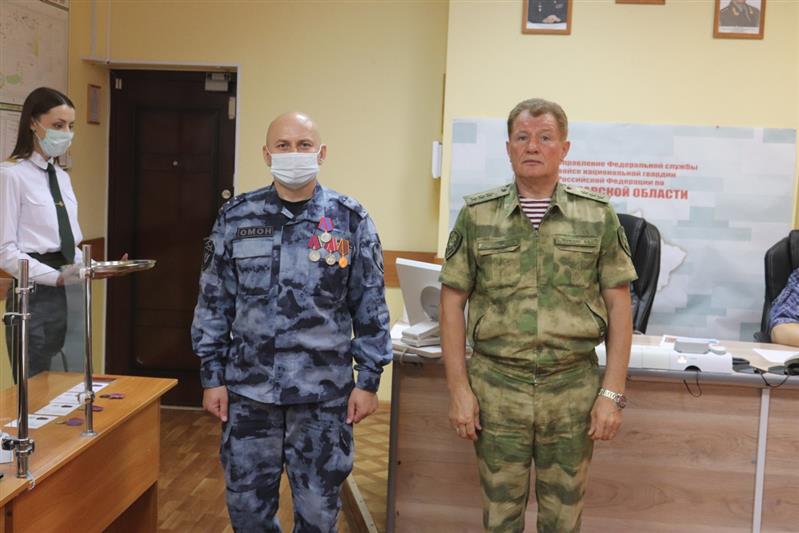 Командующий Приволжским округом Росгвардии вручил государственные награды сотрудникам ведомства в Самаре