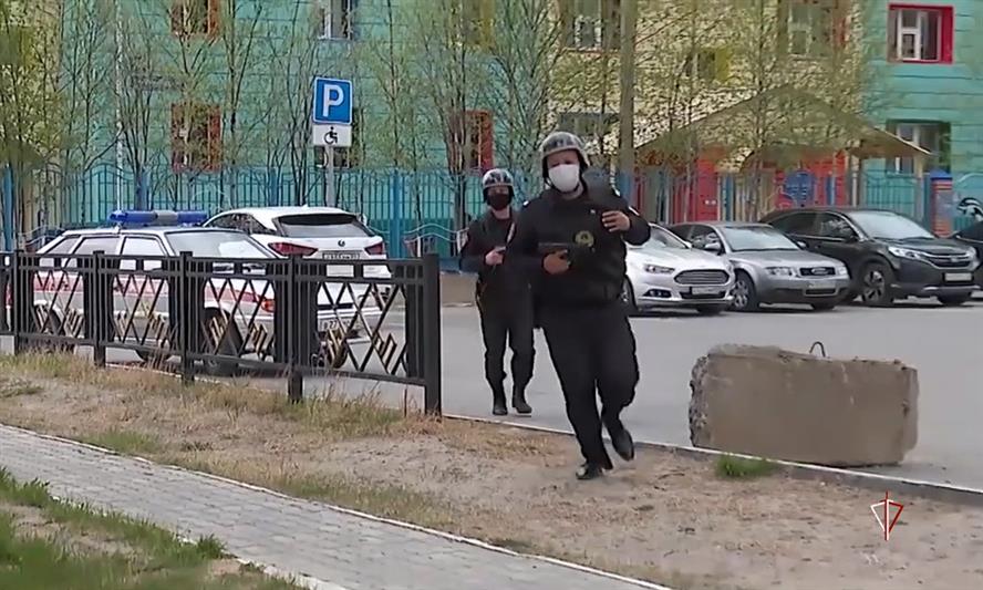 На Ямале сотрудники Росгвардии и журналисты проводят ликбез по профилактике квартирных краж в период летних отпусков  (видео)