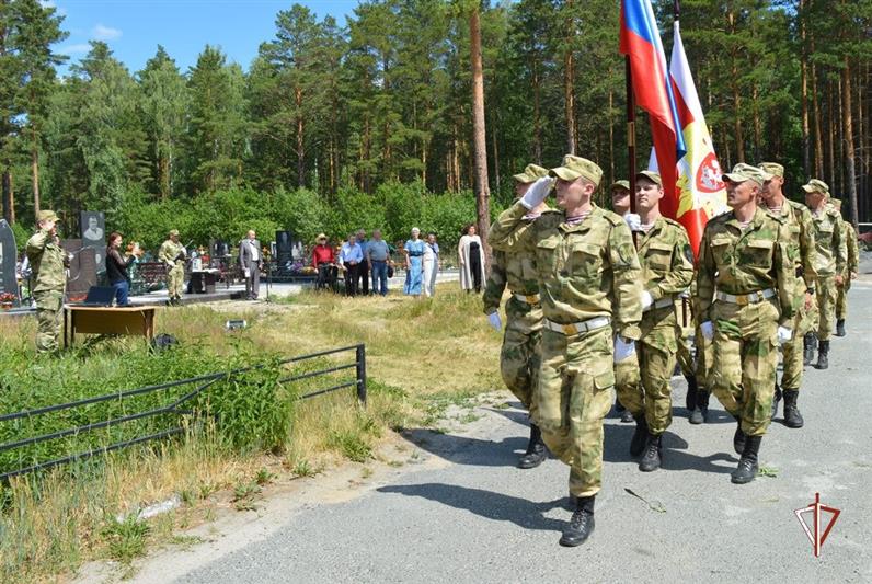 Военнослужащие тюменского кинологического центра Росгвардии приняли участие в открытии памятника фронтовику-правоохранителю