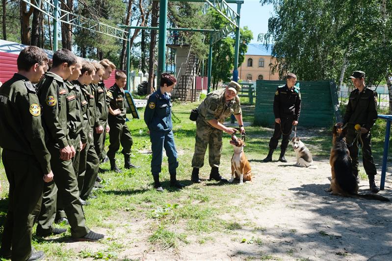Кинологи Росгвардии провели для курских кадет мастер-класс по дрессировке собак 