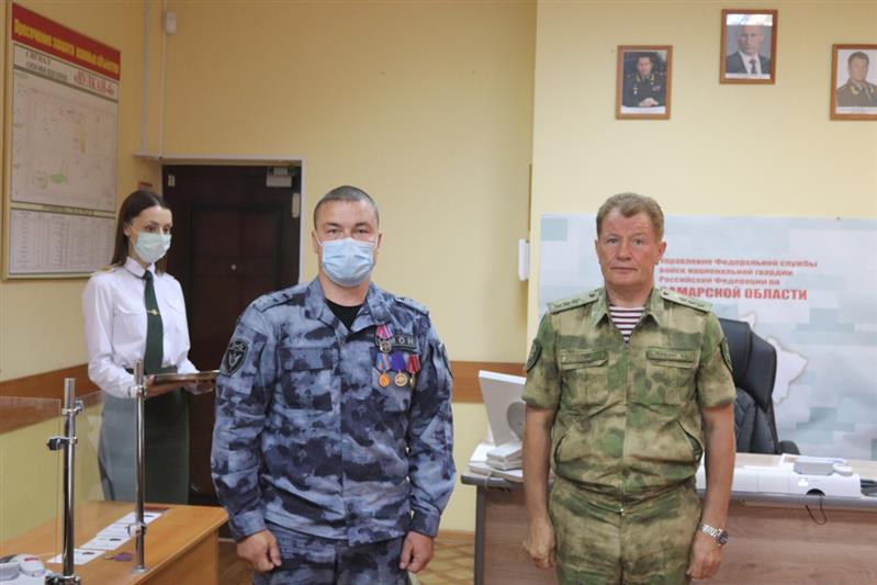 Командующий Приволжским округом Росгвардии вручил государственные награды сотрудникам ведомства в Самаре