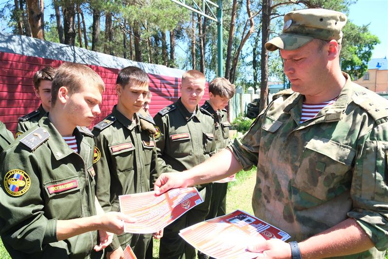 Кинологи Росгвардии провели для курских кадет мастер-класс по дрессировке собак 