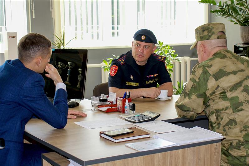 Начальник Ставропольского краевого управления Росгвардии вручил аттестаты выпускникам  кадетской школы 