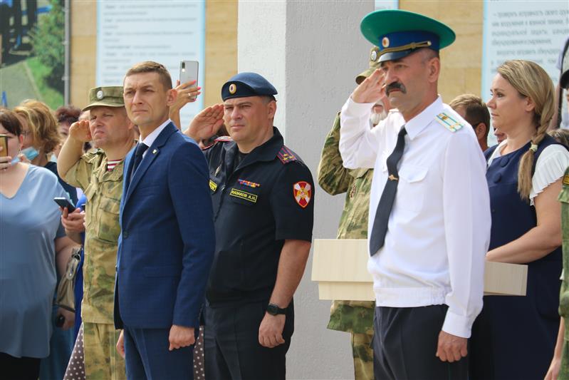Начальник Ставропольского краевого управления Росгвардии вручил аттестаты выпускникам  кадетской школы 