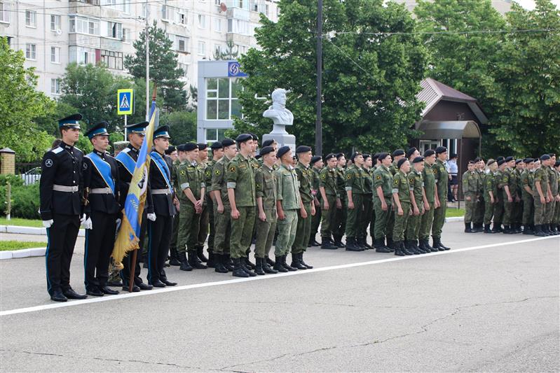 Начальник Ставропольского краевого управления Росгвардии вручил аттестаты выпускникам  кадетской школы 