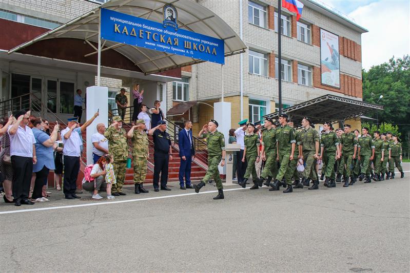 Начальник Ставропольского краевого управления Росгвардии вручил аттестаты выпускникам  кадетской школы 