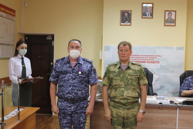 Командующий Приволжским округом Росгвардии вручил государственные награды сотрудникам ведомства в Самаре