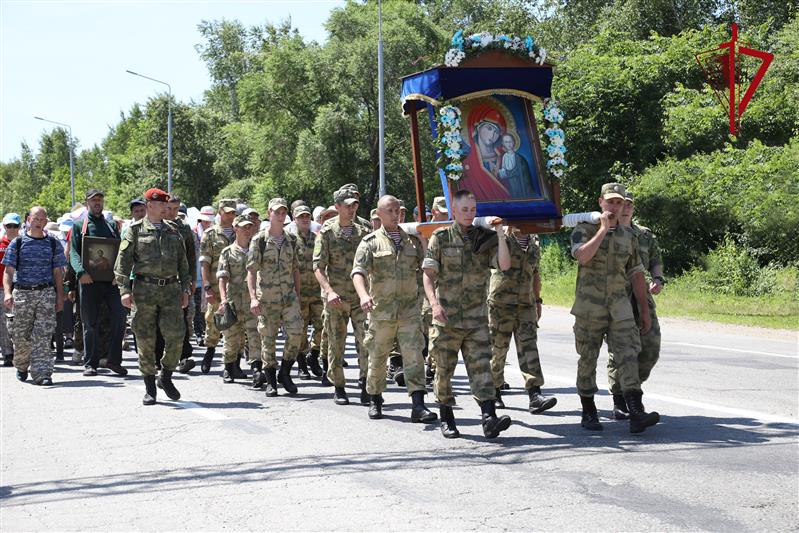 Росгвардейцы пронесли Казанскую икону Божьей матери вокруг Хабаровска