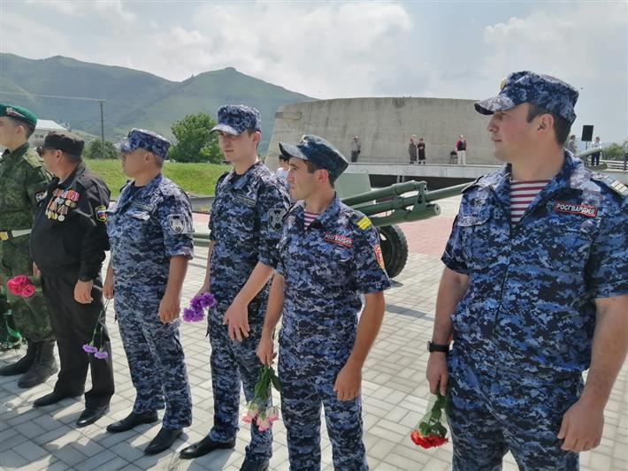 В Карачаево-Черкесии росгвардейцы поддержали акцию "На страже памяти"