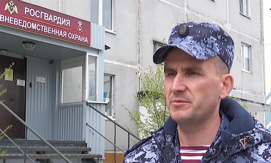 На Ямале сотрудники Росгвардии и журналисты проводят ликбез по профилактике квартирных краж в период летних отпусков  (видео)