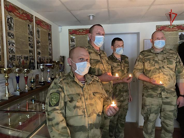 К патриотической акции “Свеча памяти” присоединились росгвардейцы в Сибири 