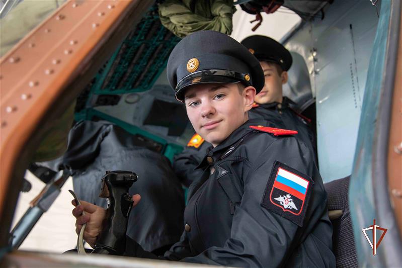 Екатеринбургские суворовцы стали гостями авиационной эскадрильи Росгвардии